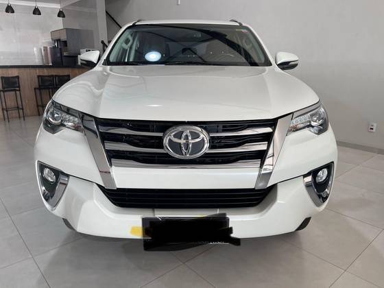 TOYOTA HILUX SW4 2.8 SRX 4X4 7 LUGARES 16V TURBO INTERCOOLER DIESEL 4P AUTOMÁTICO